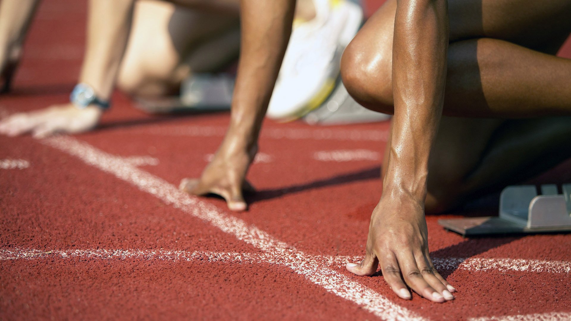 主力球员高强度对抗中保持技术动作稳定展现专业素养,防守球员主动对抗进攻球员